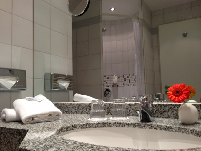Bathroom 5, Sorat Hotel Cottbus, Cottbus