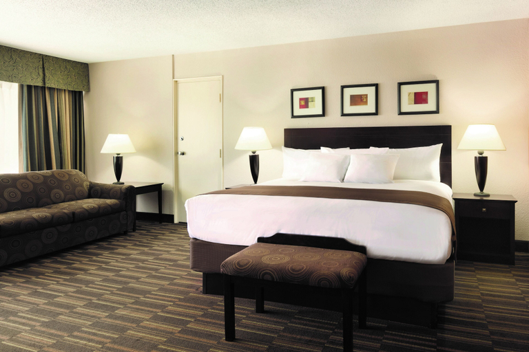 Bedroom 3, Radisson Hotel Louisville North, Clark