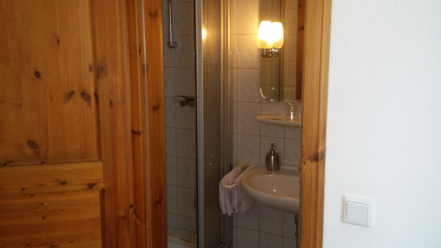 Bathroom 5, Hotel am Stadion, Duisburg