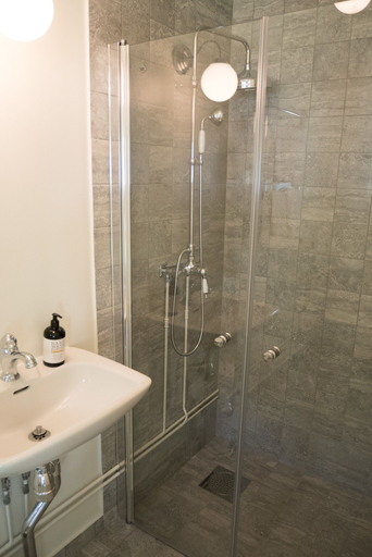 Bathroom 4, Warfsholm, Gotland