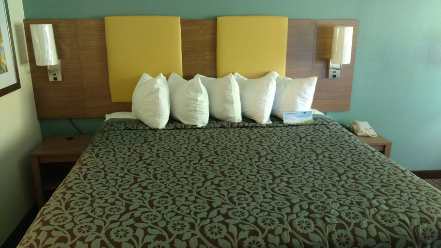 Bedroom 3, Days Inn by Wyndham Ashland, Boyd