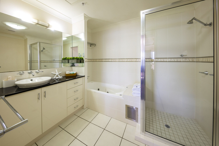 Bathroom 5, Jack & Newell Holiday Apartments, Cairns