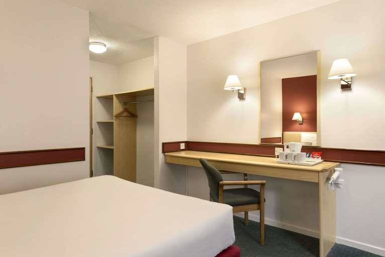 Bedroom 3, Days Inn by Wyndham Bradford M62, Calderdale