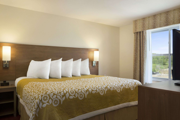 Bedroom 3, Days Inn & Suites by Wyndham Belmont, Belmont