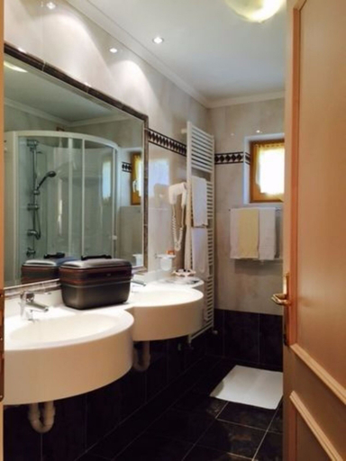 Bathroom 5, Hotel Stella Montis, Trento