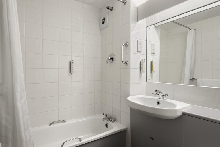 Bathroom 4, Days Inn by Wyndham Bradford M62, Calderdale