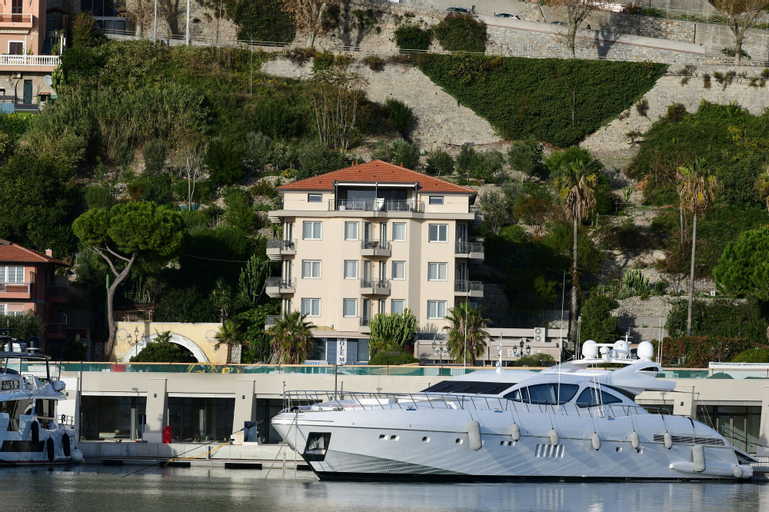 Exterior & Views 19