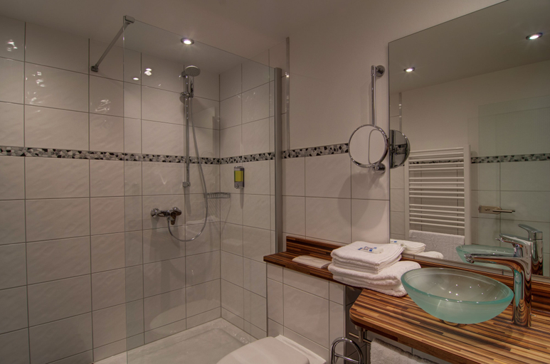 Bathroom 5, Landgasthof Rebstock, Ortenaukreis