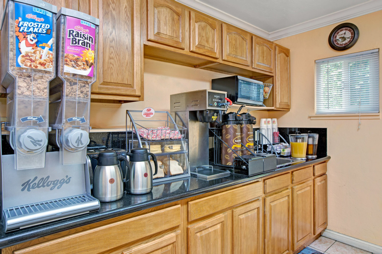 Food & Drinks 5, Super 8 by Wyndham Berkeley, Alameda
