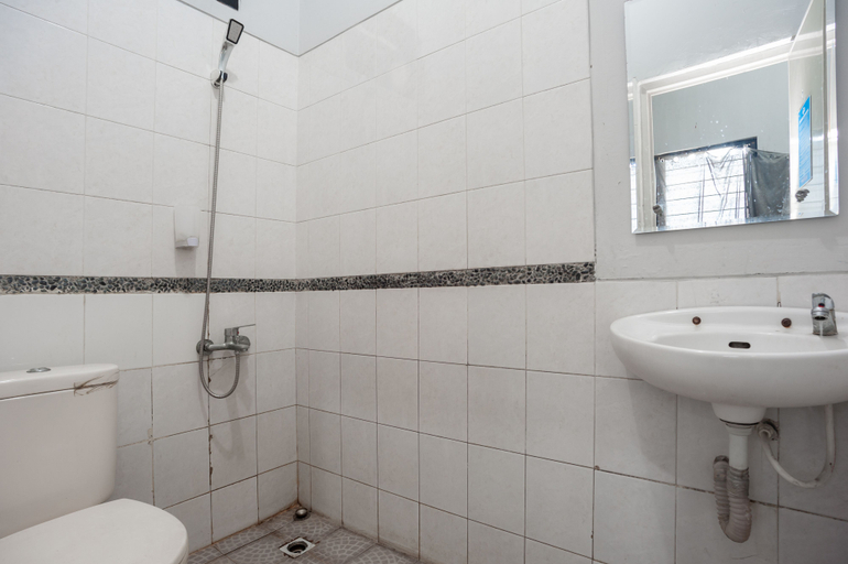 Bathroom 3, RedDoorz near Margonda Raya, Depok