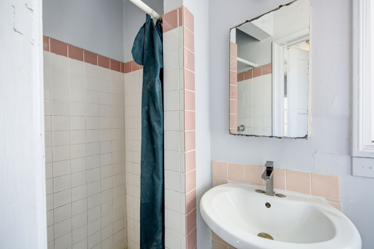 Bathroom 4, Pavilions Motel, Los Angeles