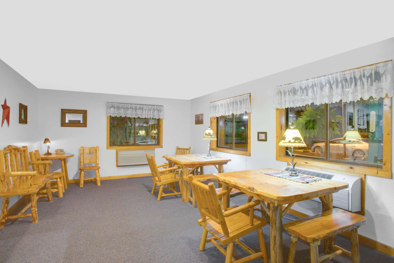 Food & Drinks 5, Super 8 by Wyndham Lake George/Warrensburg Area, Warren