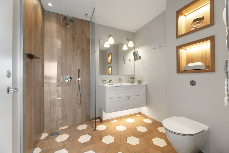 Bathroom 5, Ruths Hotel, Frederikshavn