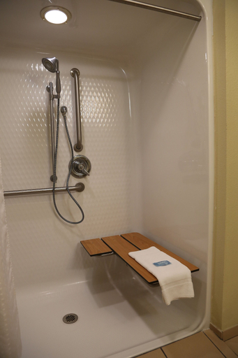 Bathroom 4, Holiday Inn Express & Suites CLEVELAND by IHG, Bolivar