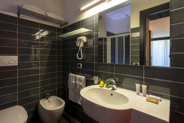 Bathroom 5, Hotel Cristallo, Rimini