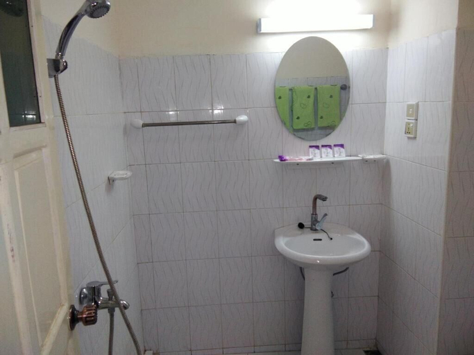 Bathroom 5, Golden Kalaw Inn, Taunggye
