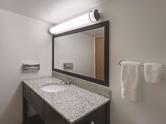Bathroom 4, La Quinta Inn & Suites by Wyndham Woodburn, Marion