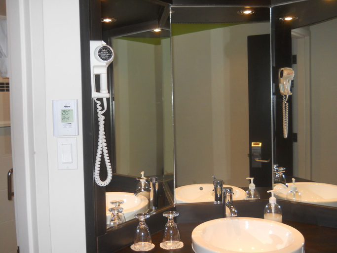 Bathroom 4, Travelodge by Wyndham Trois-Rivieres, Francheville