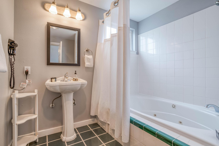 Bathroom 3, Nantucket Inn 1 2 Combo, Lincoln