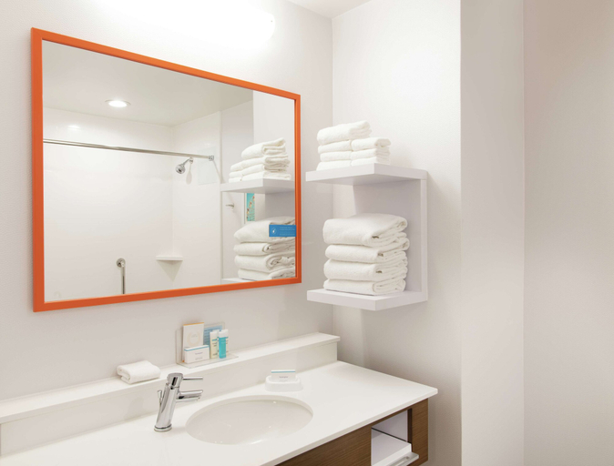 Bathroom 4, Hampton Inn Cleveland-Solon, Cuyahoga