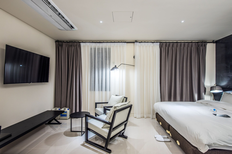 Bedroom 4, Rivertain Hotel, Buk