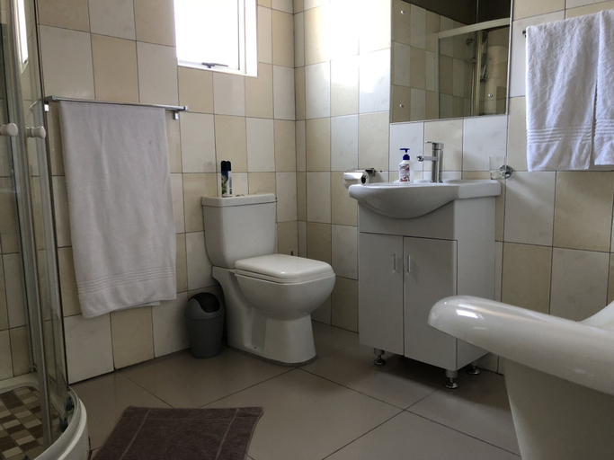 Bathroom 4, City Lodge Boutique Hotel, Omuthiyagwipundi
