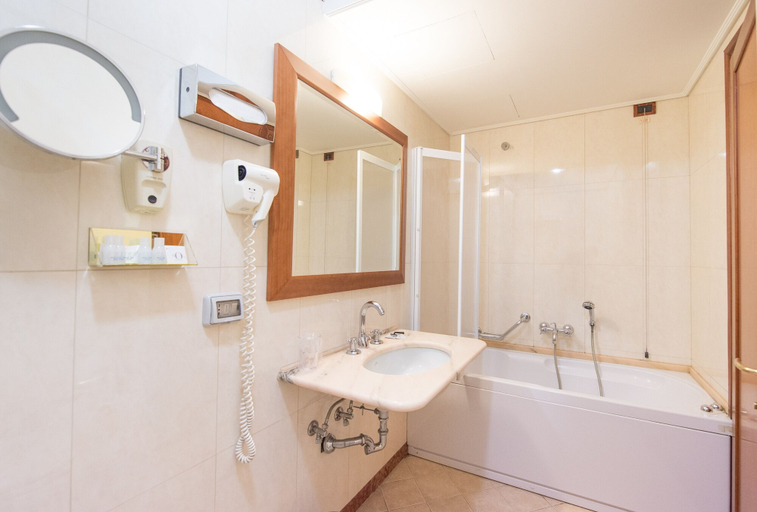 Bathroom 4, Diana Park Hotel, Florence