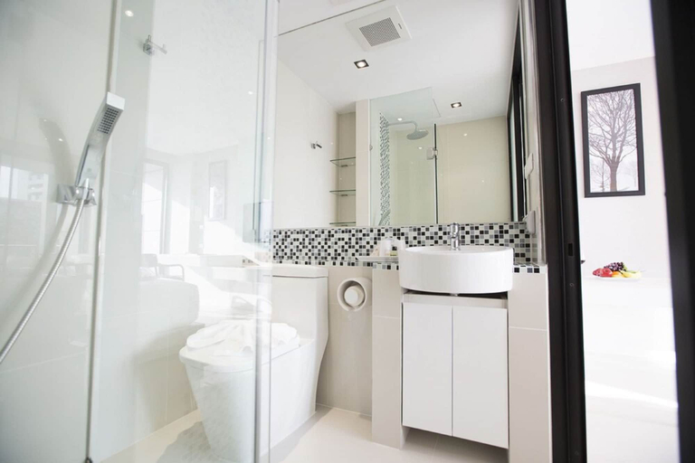 Bathroom 5, Serenotel Pattaya Beach Front, Pattaya