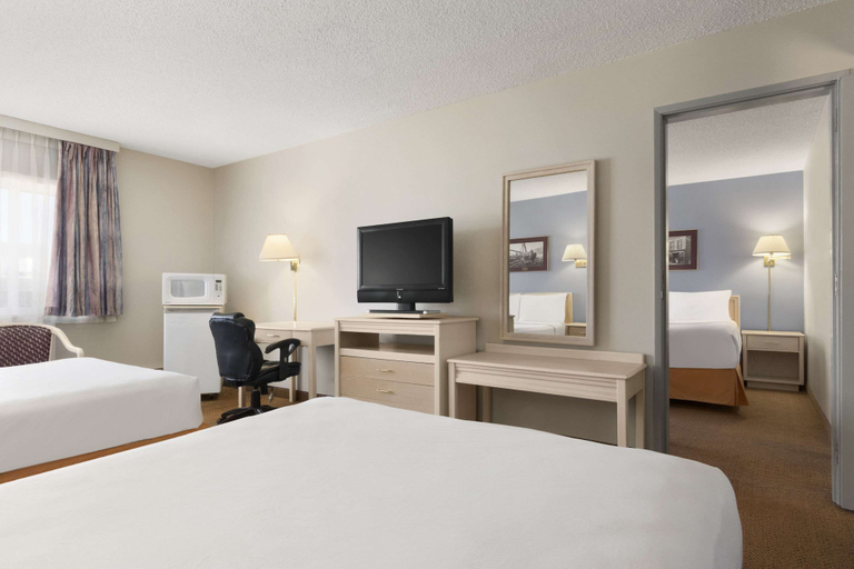Bedroom 3, Travelodge by Wyndham Calgary South, Division No. 6