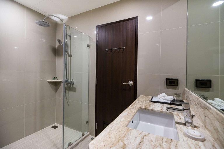 Bathroom 4, SureStay Plus Hotel by Best Western Sukhumvit 2, Khlong Toey