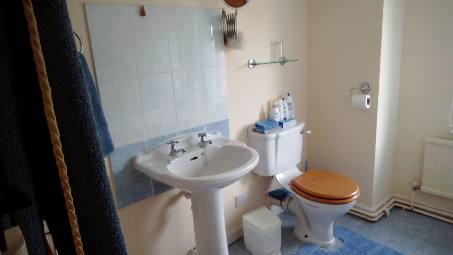 Bathroom 5, Copper Beeches Accomodation, Hampshire