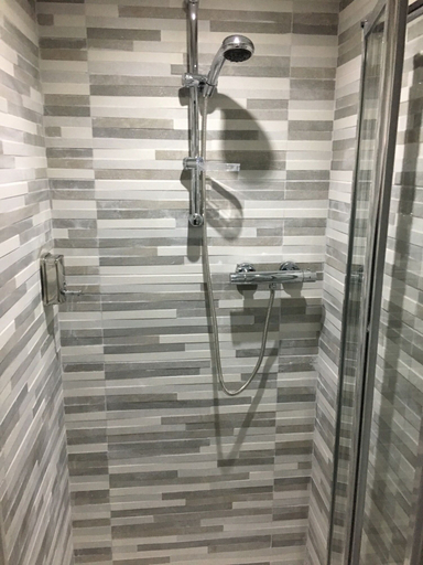 Bathroom 4, Brownlows Inn, Sefton