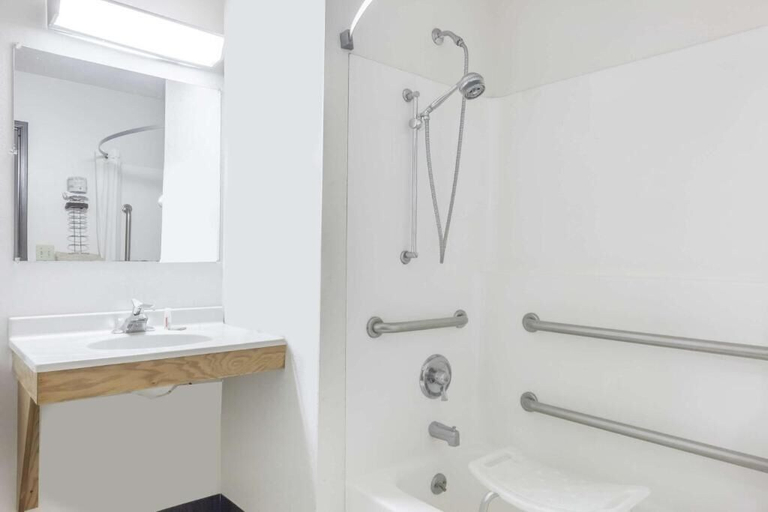 Bathroom 3, Auburn Inn, Cayuga