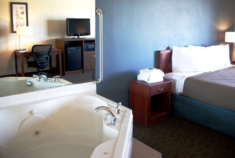 Bedroom 3, AmericInn by Wyndham Beulah, Mercer