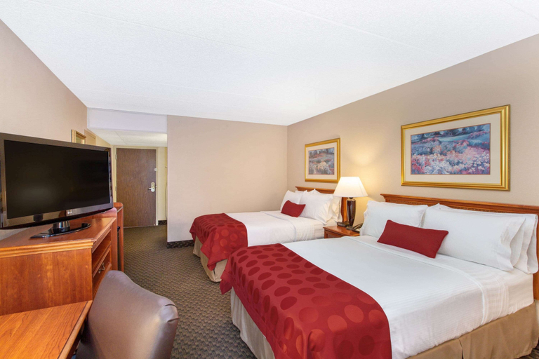 Bedroom 3, Ramada by Wyndham Midtown Grand Island, Hall