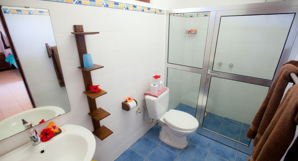Bathroom 4, Flame Tree Cottages, Kaskazini 'A'
