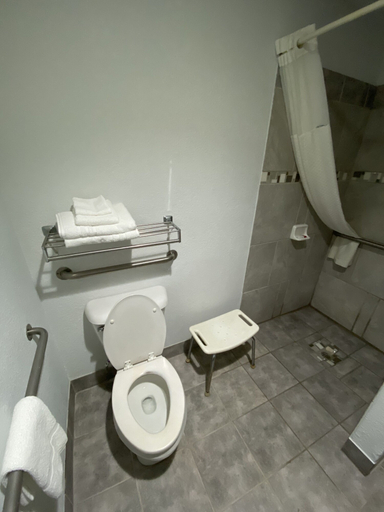 Bathroom 4, Super 8 by Wyndham Metropolis, Massac