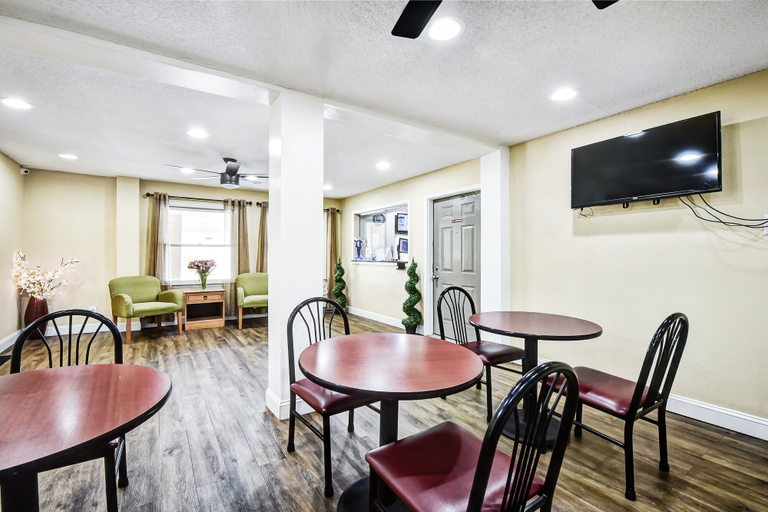 Food & Drinks 5, Super 8 by Wyndham Manning, Clarendon