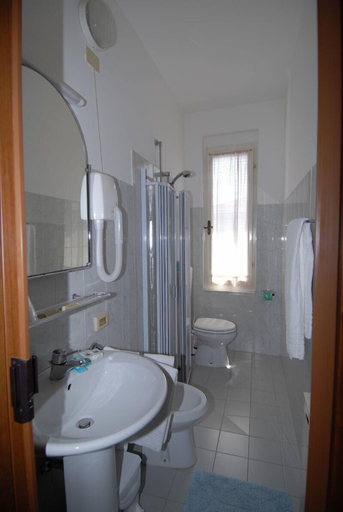 Bathroom 4, Hotel Patrizia, Massa Carrara