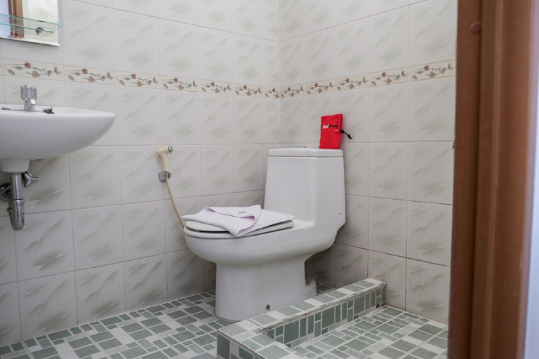 Bathroom, RedDoorz near Supermall Karawaci 2, Tangerang