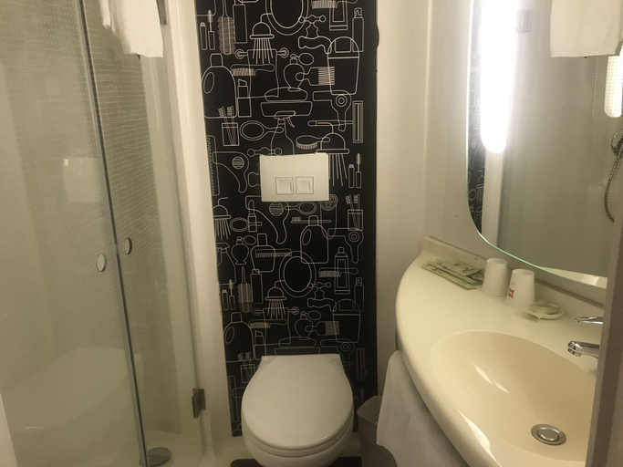 Bathroom 3, ibis Shanghai Chengshan Road Hotel, Shanghai