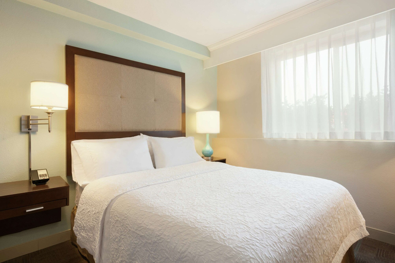 Bedroom 3, Hampton Inn Clackamas, Clackamas