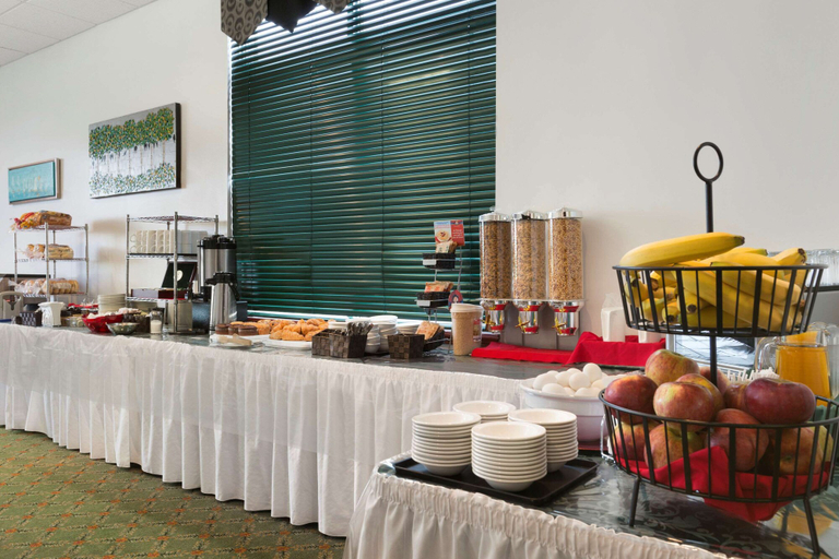 Food & Drinks 5, Days Inn & Conference Centre by Wyndham Oromocto, Sunbury