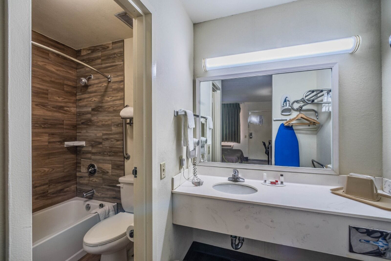 Bathroom 3, Super 8 by Wyndham El Paso Airport, El Paso
