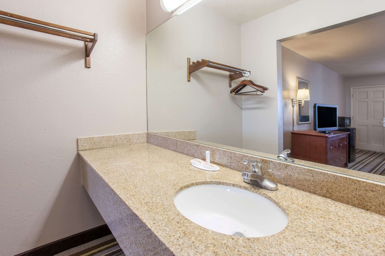 Bathroom 4, Super 8 by Wyndham Monroe West, Ouachita