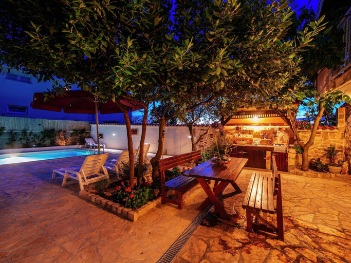 Exterior & Views 2, Cozy Holiday Home in Zadar With Swimming Pool, Zadar