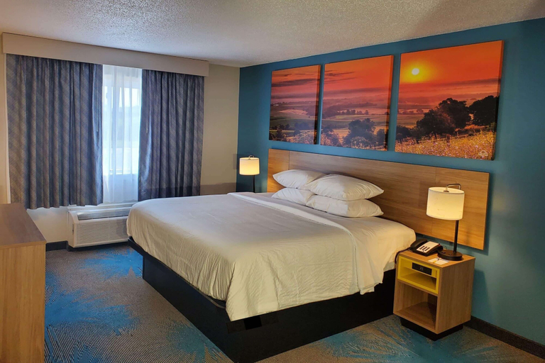 Bedroom 3, Days Inn by Wyndham Sandusky / Cedar Point, Erie