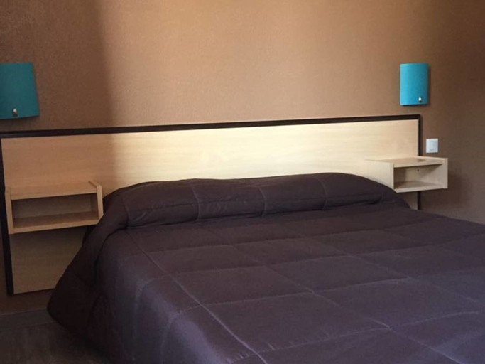 Bedroom 4, Rev'Hotel, Aude