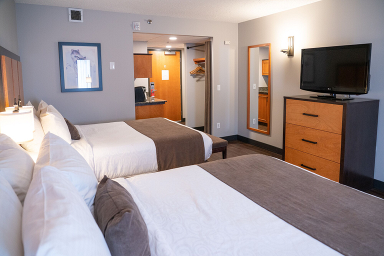 Bedroom 3, Pocaterra Inn and Waterslide, Division No. 15