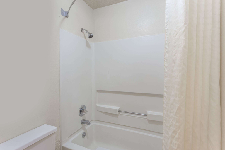 Bathroom 5, Super 8 by Wyndham Morris, Grundy